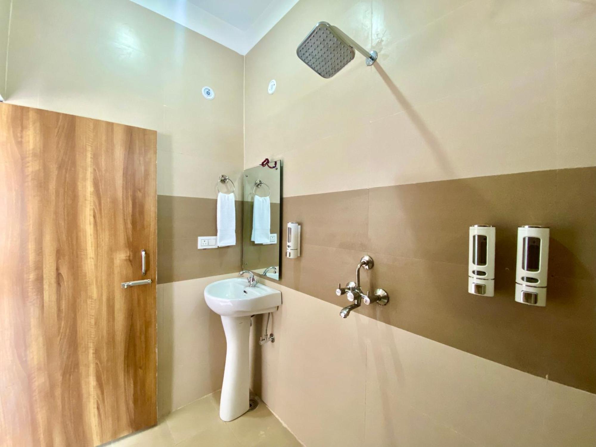 Hotel Wraveler Inn Rishīkesh Exteriör bild