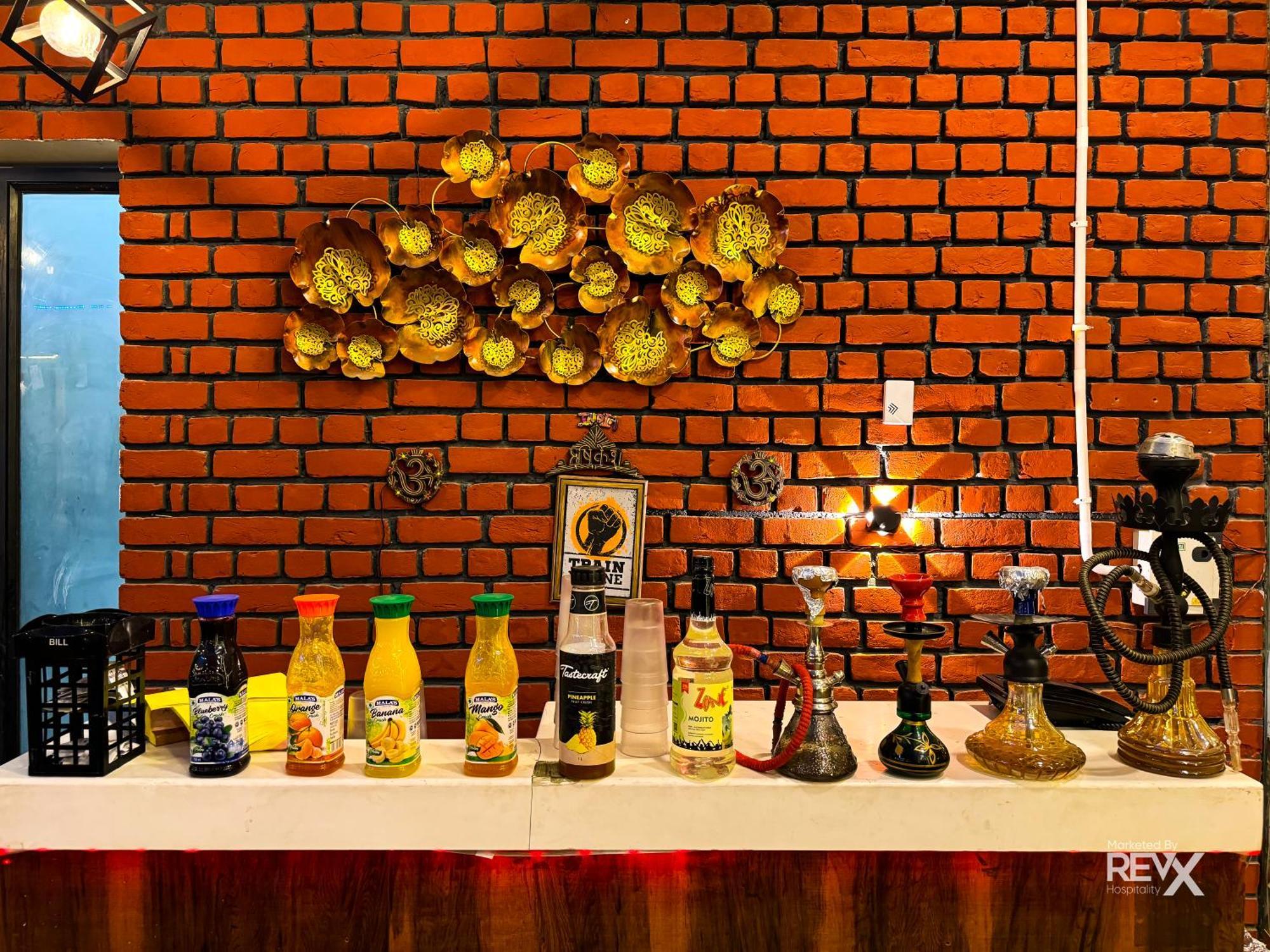 Hotel Wraveler Inn Rishīkesh Exteriör bild